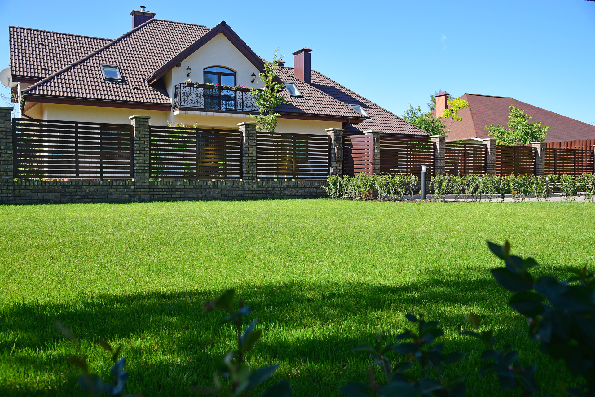 Коричневые заборы для частного дома